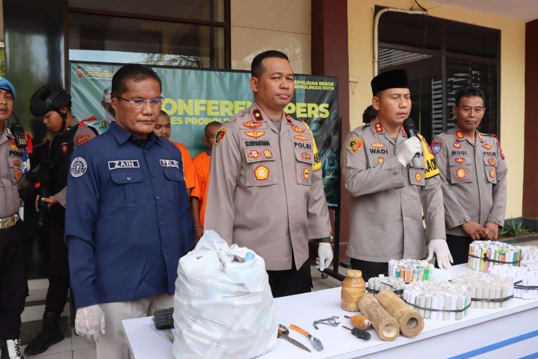 Kapolres Probolinggo Kota, AKBP Wadi Sa’bani menunjukkan barang bukti petasan di mapolres. (Foto: Ikhsan Mahmudi/Ngopibareng.id)