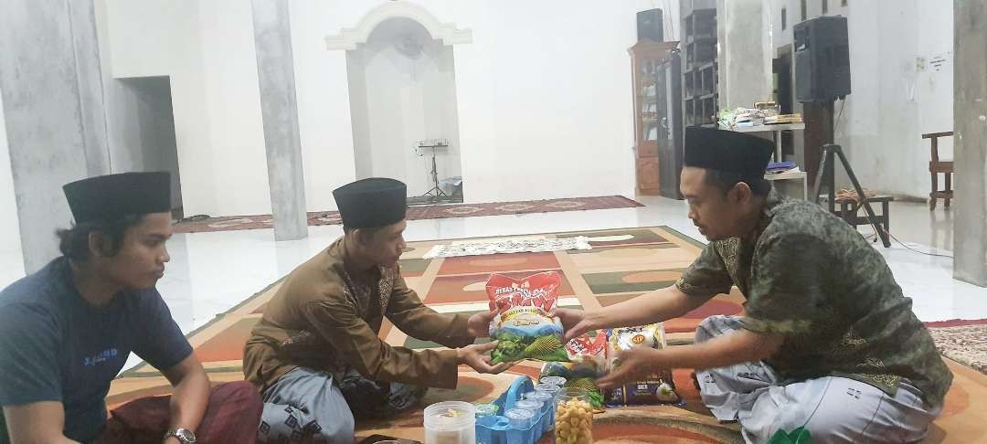 Ust Ma'ruf khozin menyalurkan zakat fitrah melalui LazisNU Kec. Labang, Bangkalan. (Foto: maruf khozin)