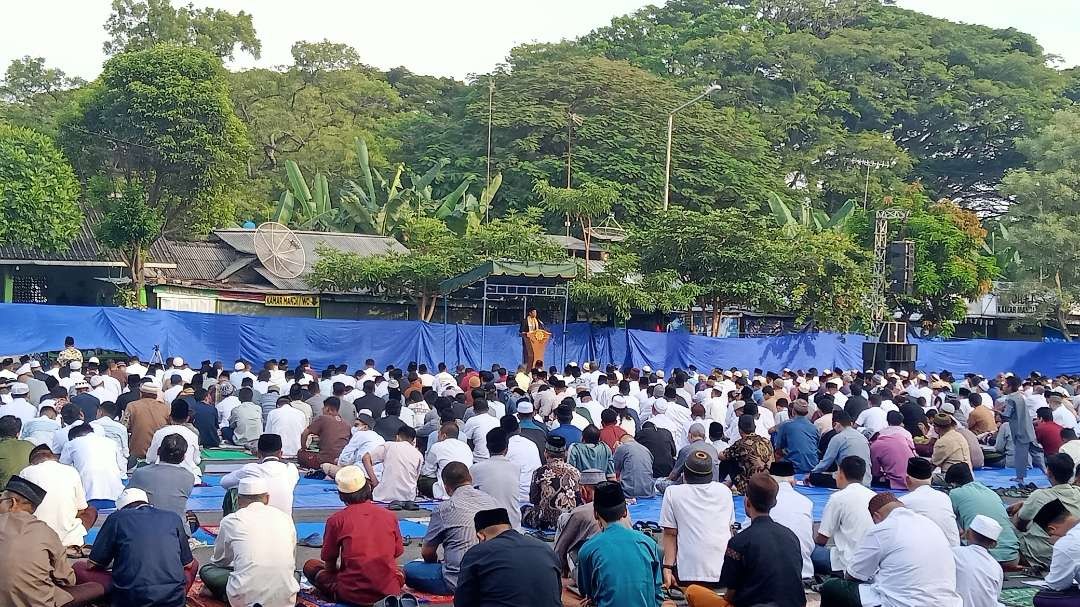 Pelaksanaan salat Idul Fitri 1444 Hijriyah di Lapangan Kebonsari, Tuban (Foto: Khoirul Huda/Ngopibareng.id)