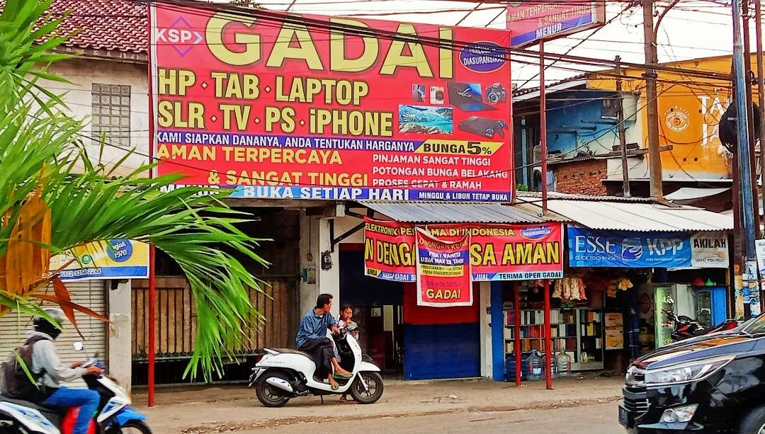 Rumah gadai hingga H-1 Lebaran masih buka , untuk bantu orang kepepet (Foto: Asmanu Sudarso/Ngopibareng.id)