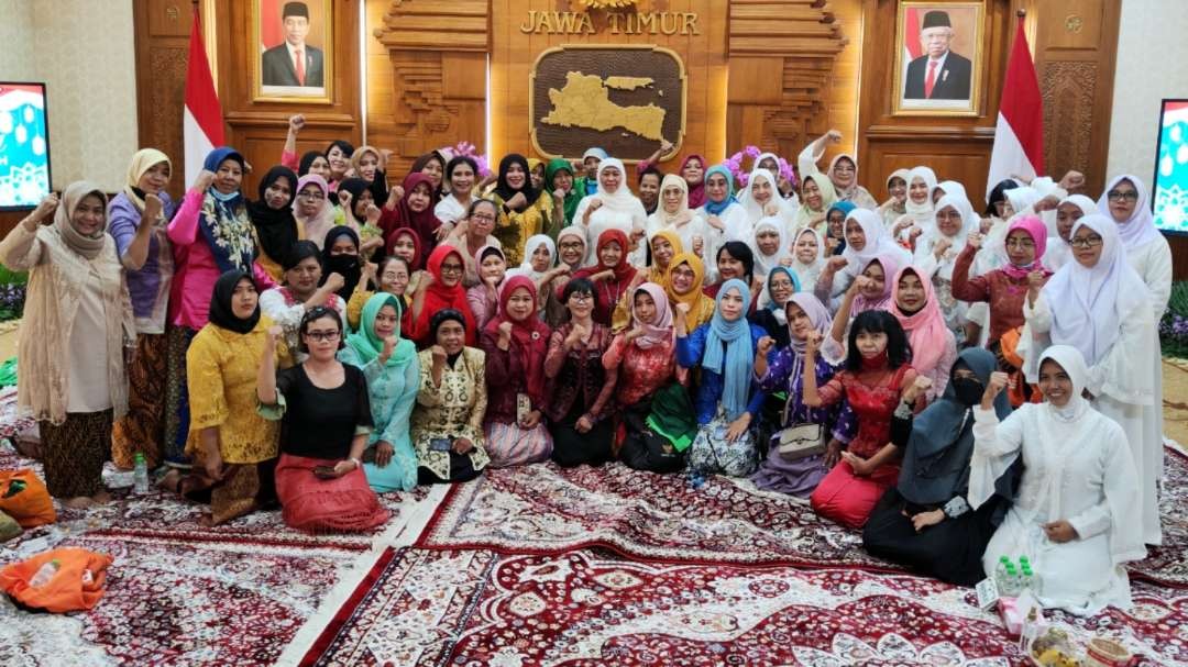 Gubernur Jatim, Khofifah Indar Parawansa didampingi sejumlah Kepala OPD bersama para driver ojol perempuan di Gedung Negara Grahadi, Surabaya, Jumat 21 April 2023. (Foto: Fariz Yarbo/Ngopibareng.id)