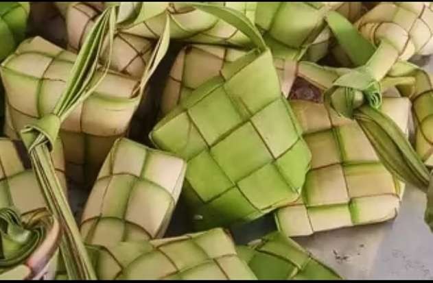 Ketupat menu lebaran peninggalan waliyullah Sunan Kalijaga,  nikmat dan sarat dengan pesan moral (Foto: Asmanu Sudarso /Ngopibareng.id)