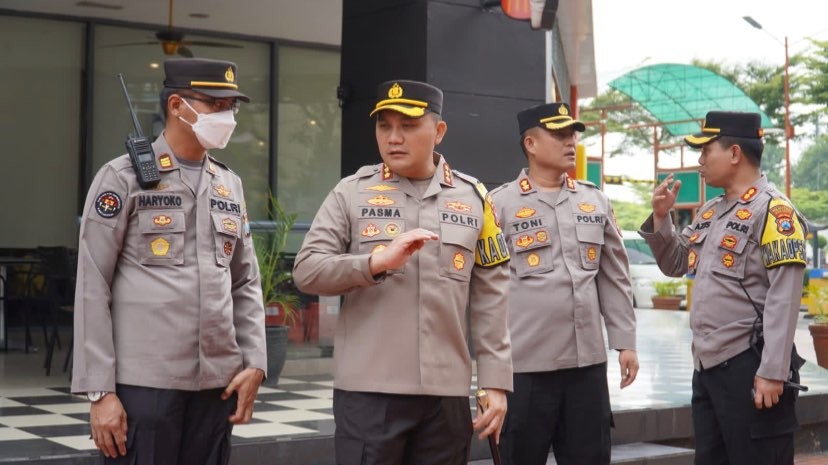 Kapolrestabes Surabaya, Kombes Pol Pasma Royce saat mengecek salah satu pospam (Foto: dok. Polrestabes Surabaya)