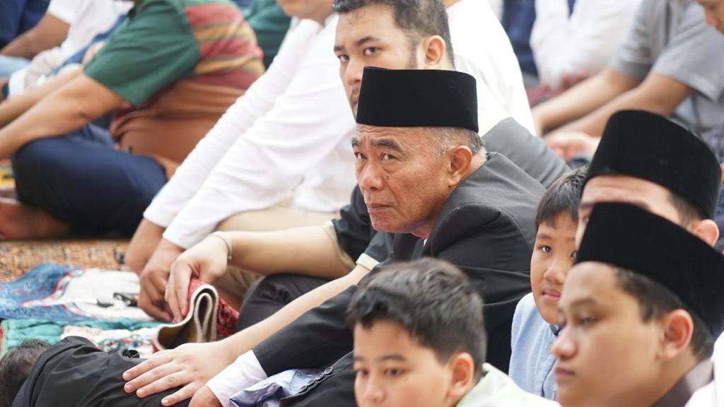 Menteri Koordinator Bidang Pembangunan Manusia dan Kebudayaan (Menko PMK) Muhadjir Effendy menunaikan ibadah Shalat Idul Fitri. (Foto: Dok Menko PMK)