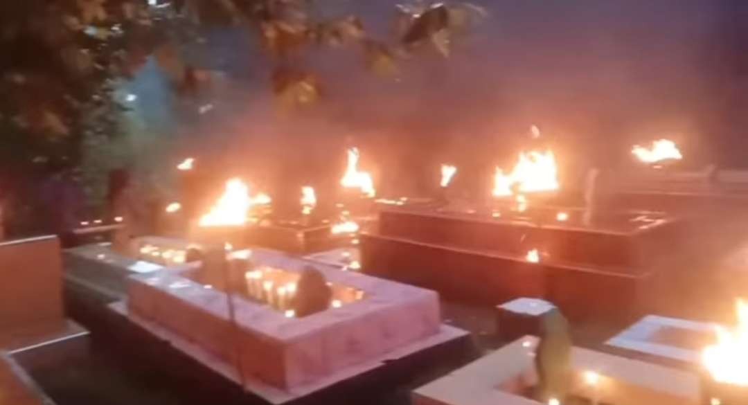 Tradisi menyalakan lilin atau lampu di makam saat malam takbiran dilakukan warga Rangas Mamuju secara turun-temurun. (Foto: Reels)