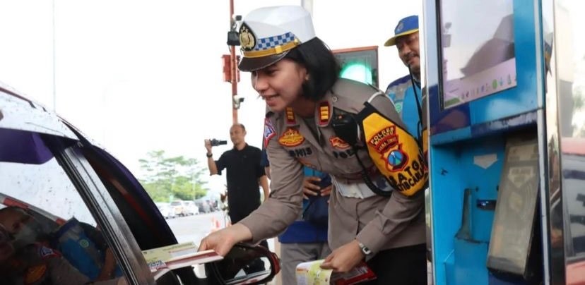 Kasatlantas Polres Malang, AKP Agnis Juwita Manurung saat memantau arus mudik di Exit Tol Singosari (Foto: Instagram/@Satlantasresmalang)