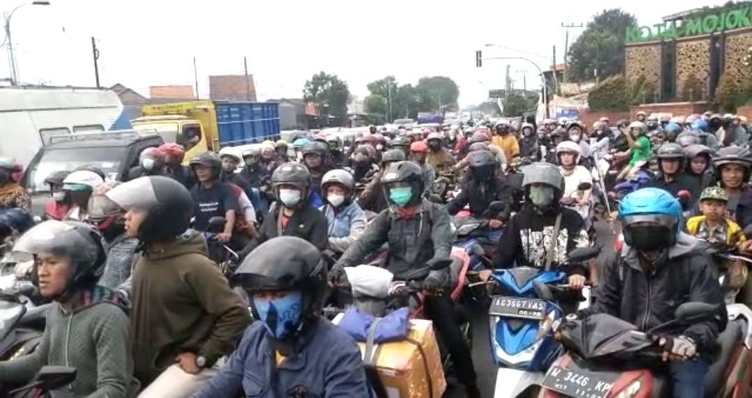 Kendaraan padati simpang lima Kenanten Mojokerto kemarin sore. (Foto: Deni Lukmantara/Ngopibareng.id)