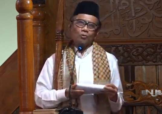 Menkopolhukam Mahfud MD saat menjadi khatib salat Idul Fitri di Masjid Nurul Jadid, Paiton, Kabupaten Probolinggo. (Foto: tangakapan layar Nurul Jadid)