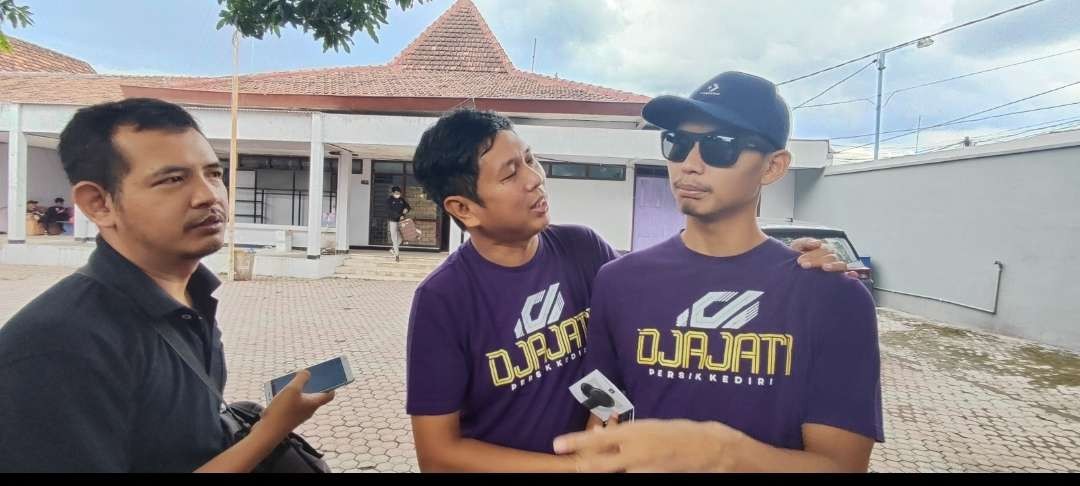 Mudik Lebaran, Dikri Yusron Bawa Ole Ole Tahu dan Bumbu Pecel Khas Kediri (Fendi Lesmana/Ngopibareng.id)