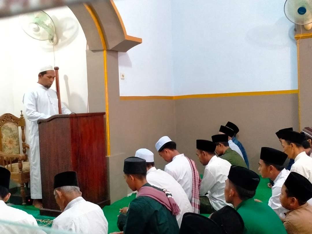 Jemaah Aboge di Desa/Kecamatan Leces, Kabupaten Probolinggo menggelar salat Idul Fitri di Musholla Al Barokah, Minggu pagi, 23 April 2023. (Foto: Ikhsan Mahmudi/Ngopibareng.id)