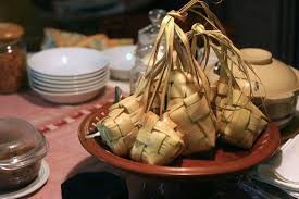 Ketupat yang siap disajikan. (Foto:Wikipedia)