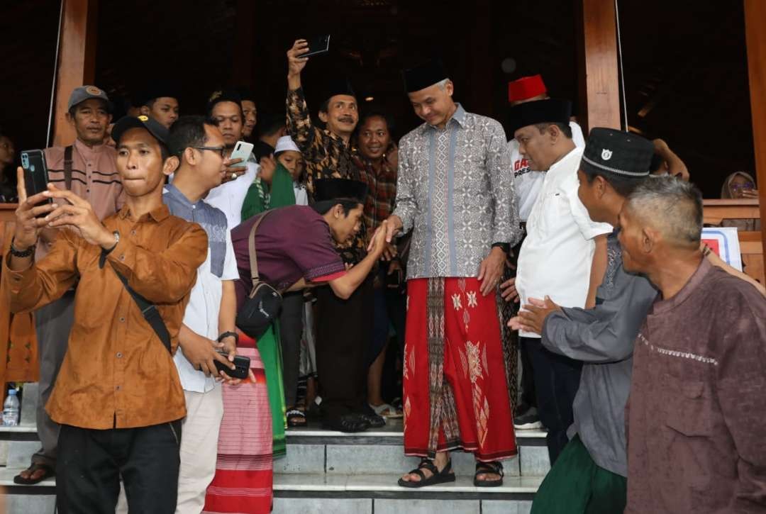 Gubernur Jawa Tengah, Ganjar Pranowo bersilaturahmi dengan keluatistri, Siti Atikoh, dan warga di Purbalingga, Sabtu 22 April 2023. (Foto: Istimewa)