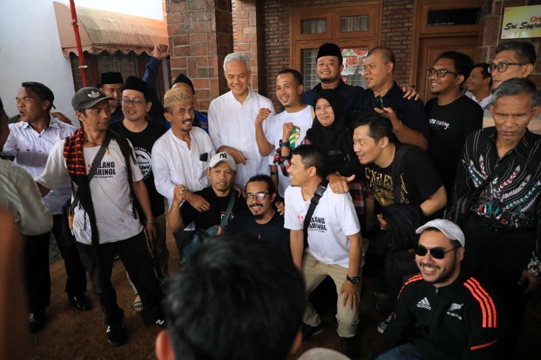 Puluhan Aremania langsung berbaris dengan 6000 tamu lainnya. Mereka rela antre untuk bertemu Ganjar dan bersalaman serta foto bersama di Tawangmangu, Karanganyar, Jawa Tengah, 24 April 2023. (Foto: istimewa)