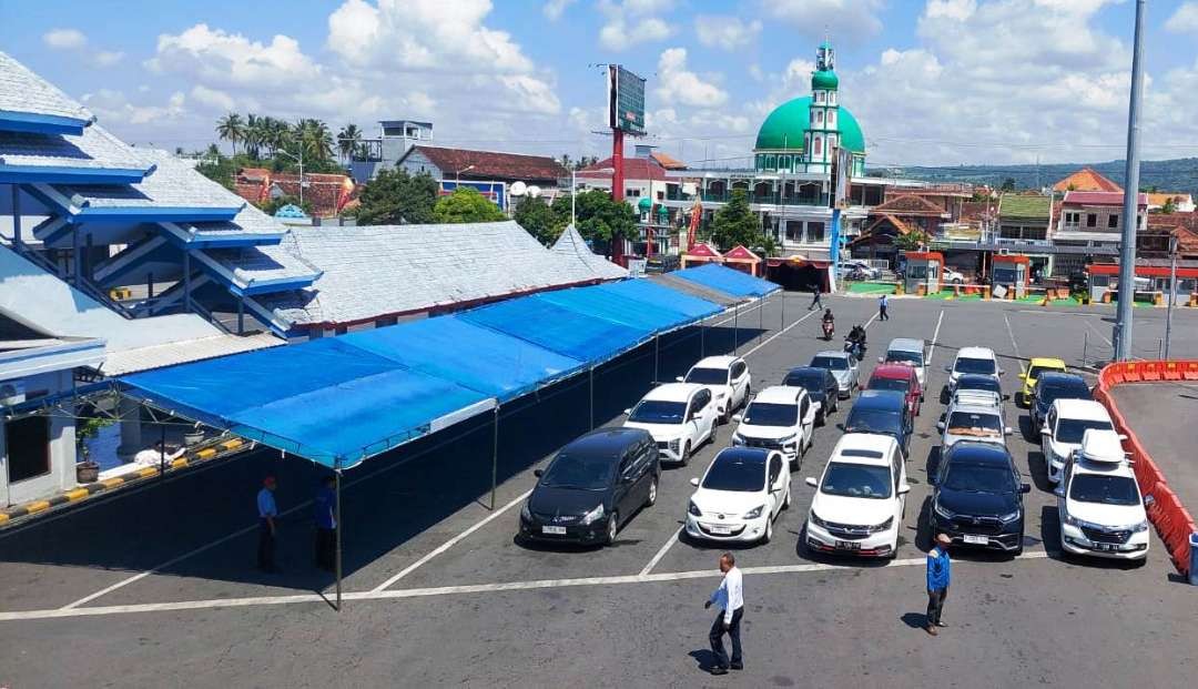 Tenda berukuran besar telah dipasang di area parkir Pelabuhan Ketapang (foto: istimewa)