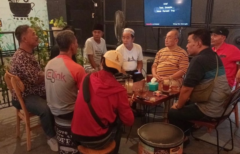 Warga Surabaya saat ngobrol urusan penjagaan kampung. (Foto: Dokumentasi Pribadi)