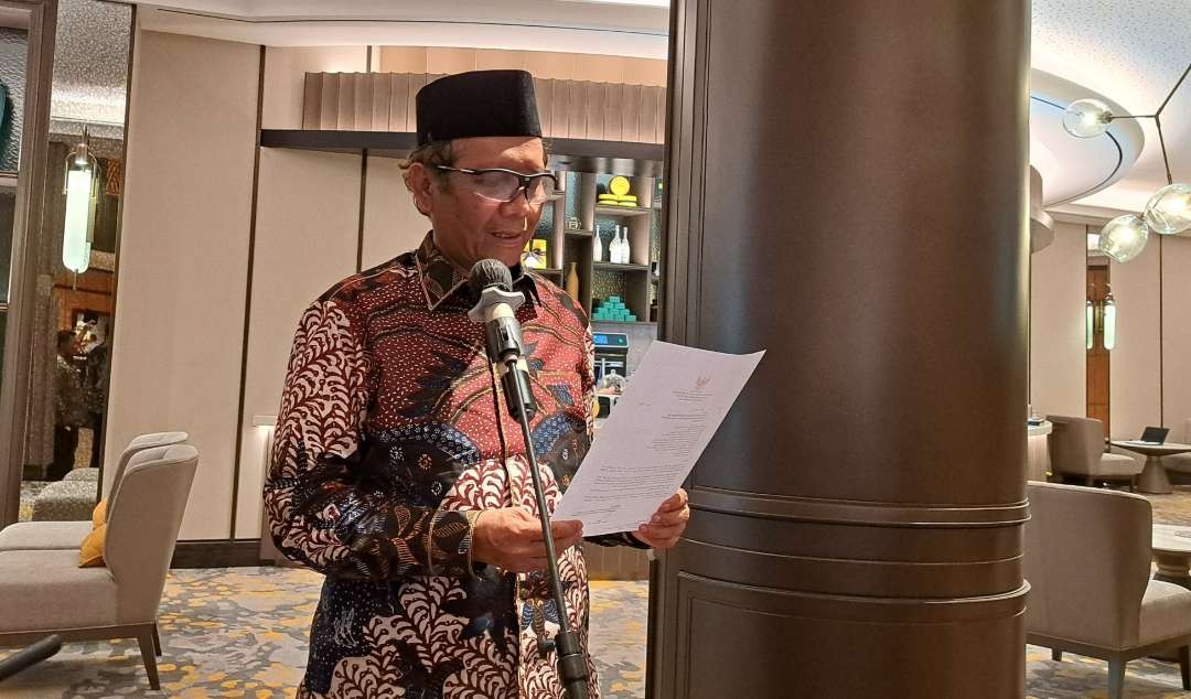 Mahfud MD saat menemui awak media di Surabaya. (Foto: Pita Sari/Ngopibareng.id)