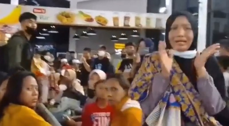 Perempuan kehilangan anaknya (kanan) di Stasiun Pasar Turi (Foto: dok. Twitter @Heraloebss)