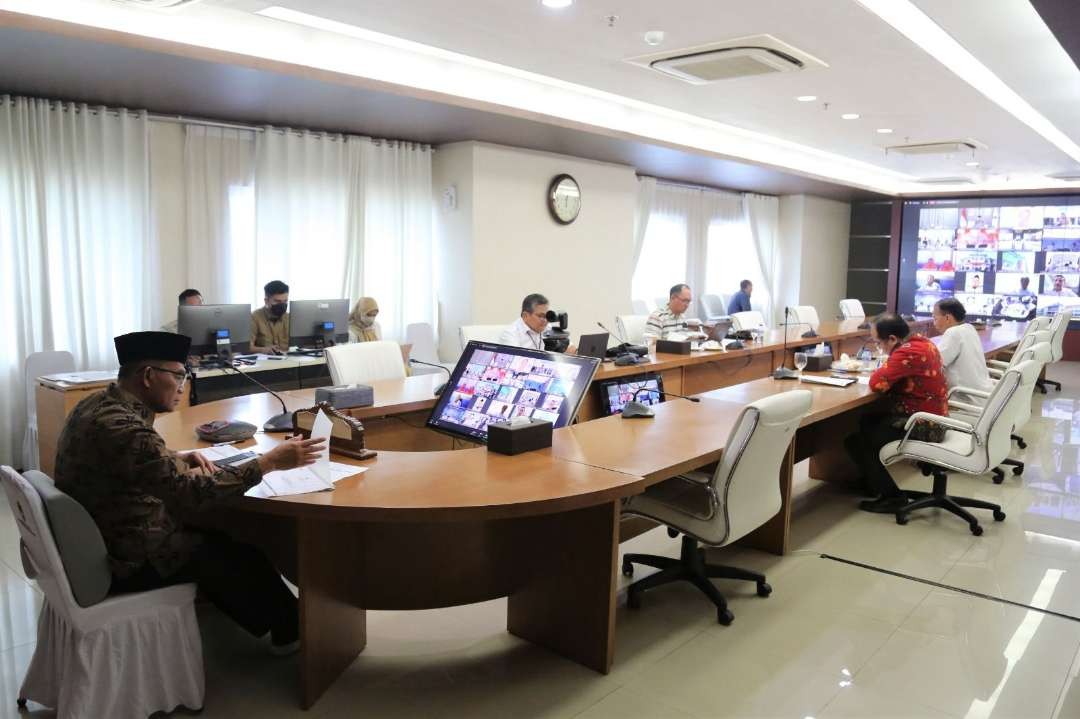 Menko PMK Muhadjir Effendy memimpin rapat koordinasi penanganan arus balik Idul Fitri di kantor Kemenko PMK, Minggu 23 April 2023. (Foto: Istimewa)