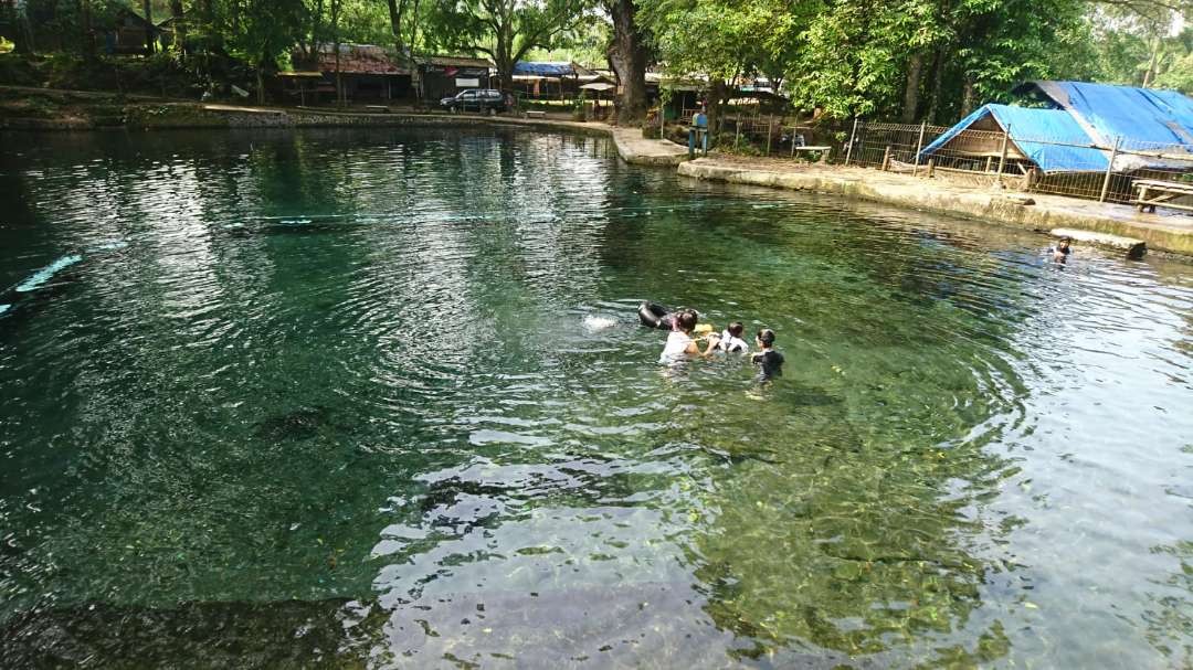 Wisata alam Sumber Taman, pemandian dengan mata air alami di Malang. (Foto: Dyah Ayu Pitaloka/Ngopibareng.id)