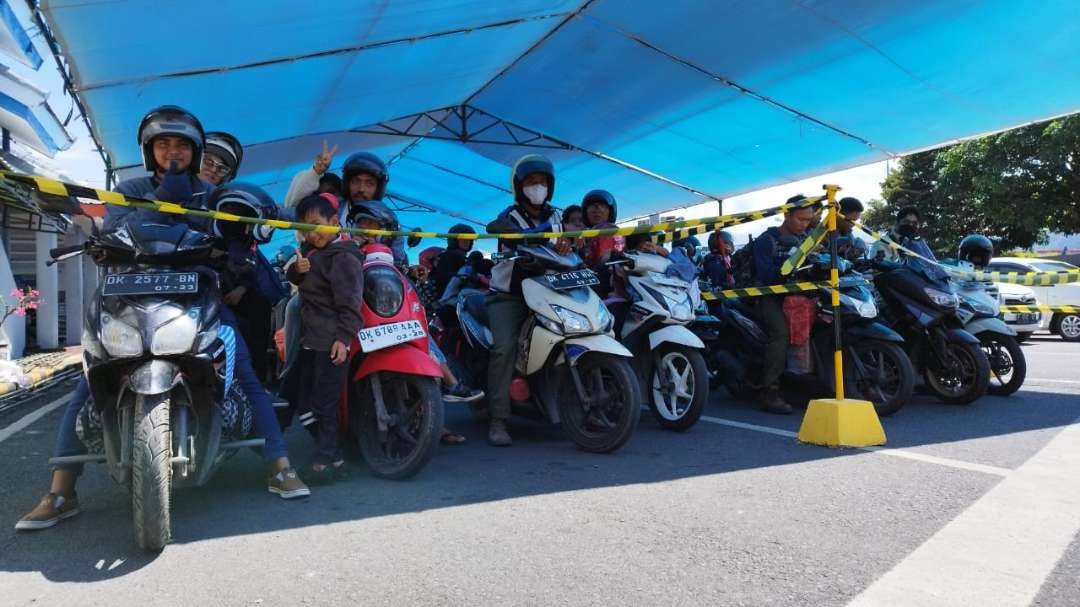 Pemudik bersepeda motor antre masuk kapal di Pelabuhan Ketapang, Banyuwangi (foto: Muh Hujaini/Ngopibareng.id)