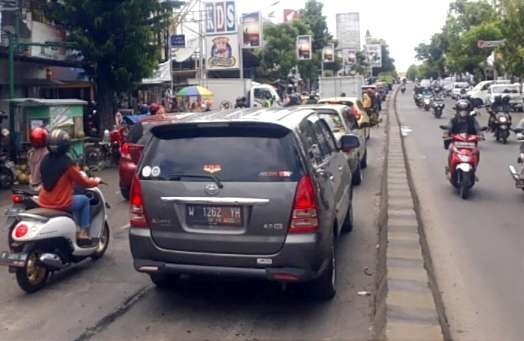 Jalur Pantura Situbondo mulai ramai kendaraan arus balik Idul Fitri di hari terakhir cuti bersama, Selasa 25 April 2023.(Foto: Guido/ngopibareng.id)