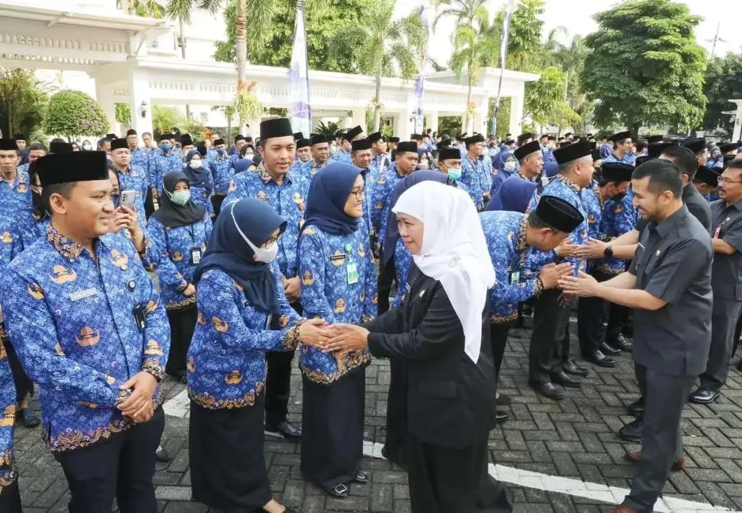 Gubernur Jatim, Khofifah Indar Parawansa saat menyalami para ASN usai apel di Kantor Gubernur Jatim, Surabaya, Senin 17 April 2023. (Foto: Humas Prov Jatim)