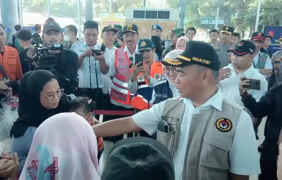 Menteri Koordinator Bidang Pembangunan Manusia dan Kebudayaan (Menko PMK) Muhadjir Effendy melakukan peninjauan arus balik di Pelabuhan Bakauheni. (Foto: Dok Menko PMK)