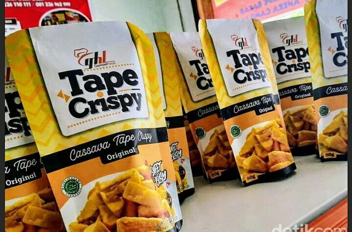 Kuliner makanan ringan tape crispy khas Bondowoso menjadi pilihan oleh-oleh pemudik pulang kembali ke kota tempat kerjanya.(foto: guido/ngopibareng.id)