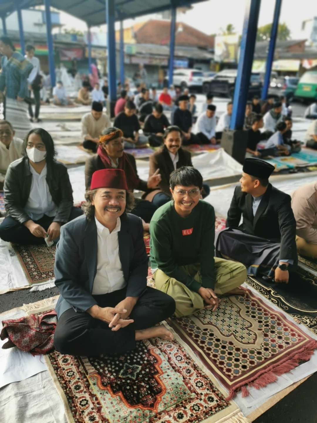 Pelukis asal Bandung, Tisna Sanjaya menghormati suasana Idul Fitri dengan silaturahmi. (Foto:dok/ngopi bareng.id)