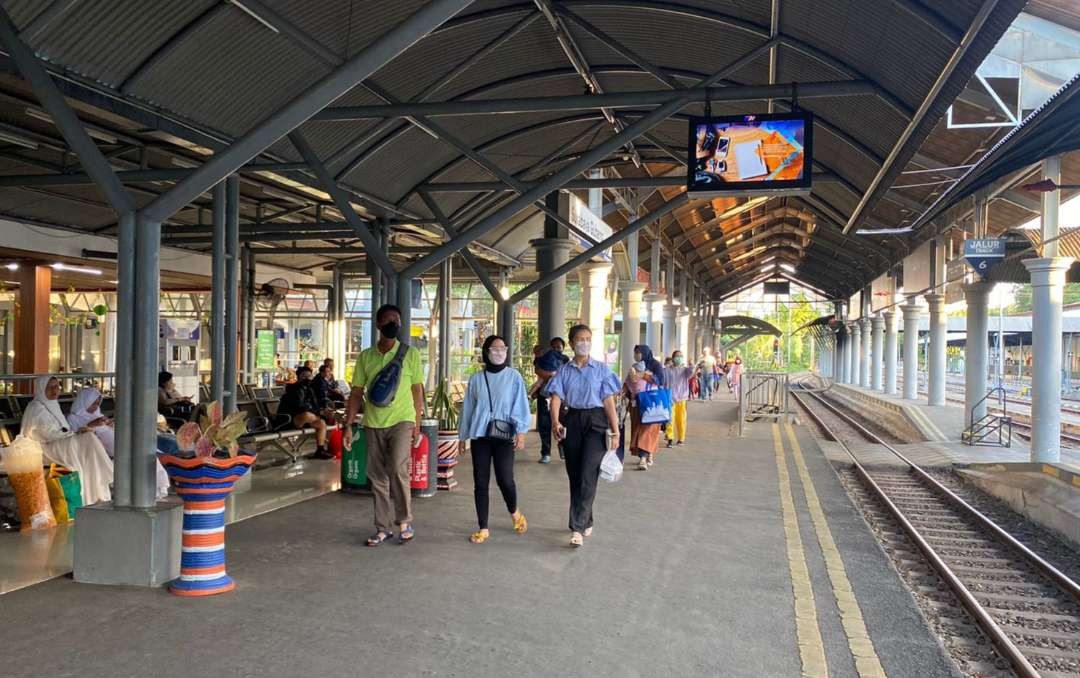 Kedatangan di stasiun Gubeng Surabaya di masa arus balik lebaran. (Foto: Pita Sari/Ngopibareng.id)