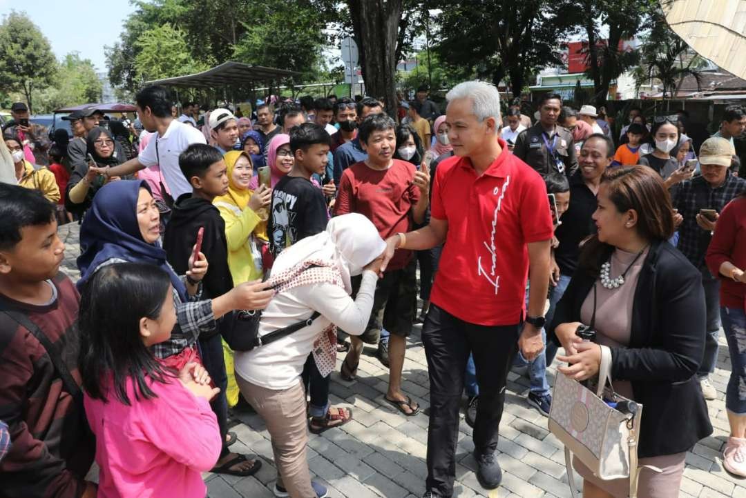 Gubernur Jawa Tengah Ganjar Pranowo membuat heboh ribuan pengunjung yang sedang mengantre tiket lokasi wisata Solo Safari. (Foto: Humas Pemprov Jateng)