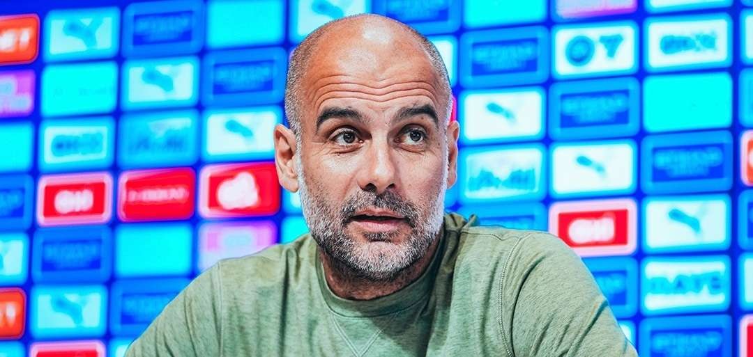 Pelatih Manchester City Pep Guardiola yakin kemampuan pemain atasi tekanan menjadi faktor kunci hasil duel antara Man City vs Arsenal. (Foto: Twitter/@ManCityES)