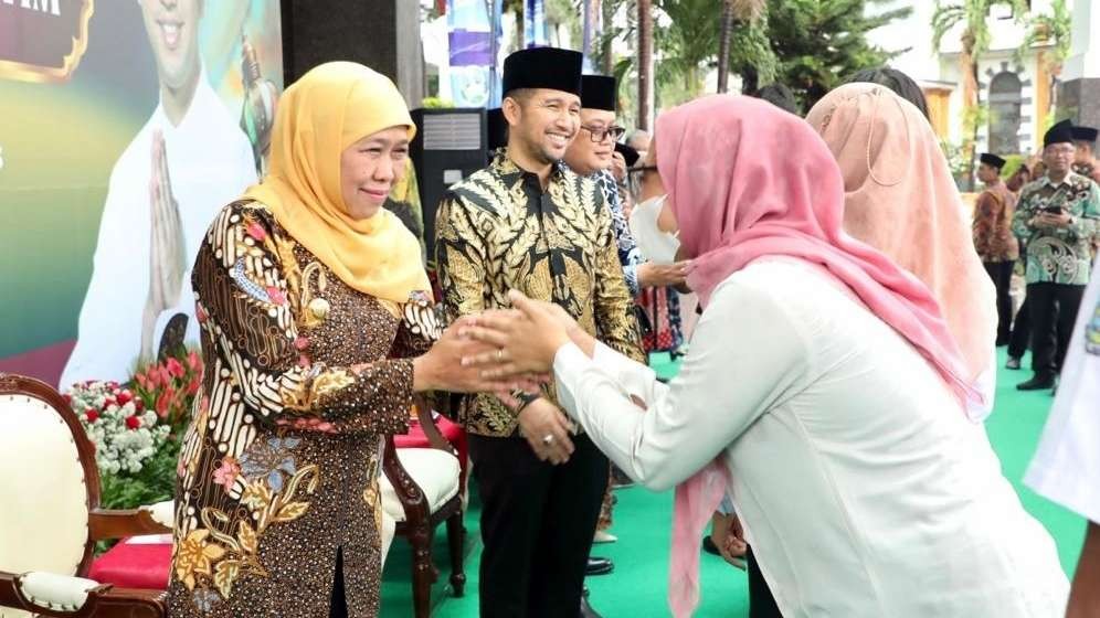 Gubernur Jatim, Khofifah Indar Parawansa bersama Wakil Gubernur Emil Elestianto Dardak saat berhalalbihalal di Kantor Gubernur Jatim, Surabaya, Rabu 26 April 2023. (Foto: Ist)