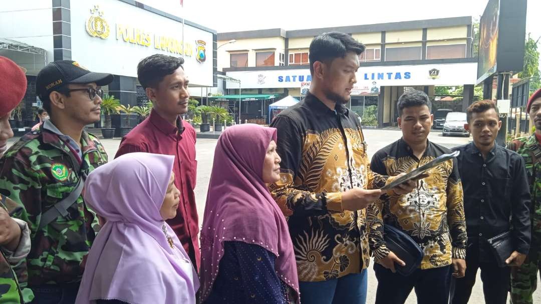 Lembaga Bantuan Hukum (LBH) Mu Lamongan didampingi Kokam Lamongan usai melapor ke Polres Lamongan (Foto: Imron Rosidi/Ngopibareng.id)