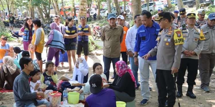 Kepala Kepolisian Resor Trenggalek AKBP Alith Alarino, S.I.K. turun tangan langsung memantau jalannya pengamanan arus balik dan wisata di Kabupaten Trenggalek. Senin, 24 April 2023. (Foto: dok. Polres Trenggalek)