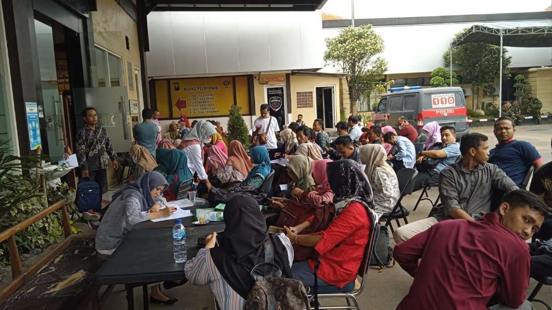 Guru SD dan SMP lolos PPPK sedang mengurus SKCK di Mapolres Lamongan (Foto: Imron Rosidi/Ngopibareng.id)