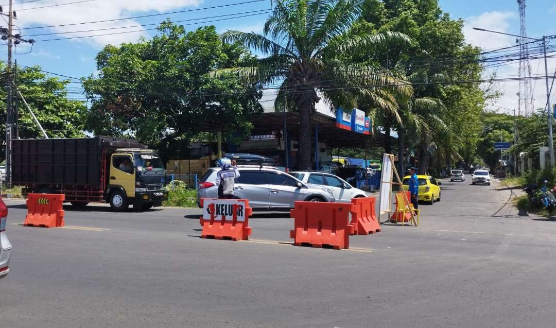 Pengalihan arus lalu lintas menuju Pelabuhan Ketapang di Simpang Tiga Farly. (Foto; Muh Hujaini/Ngopibareng.id)