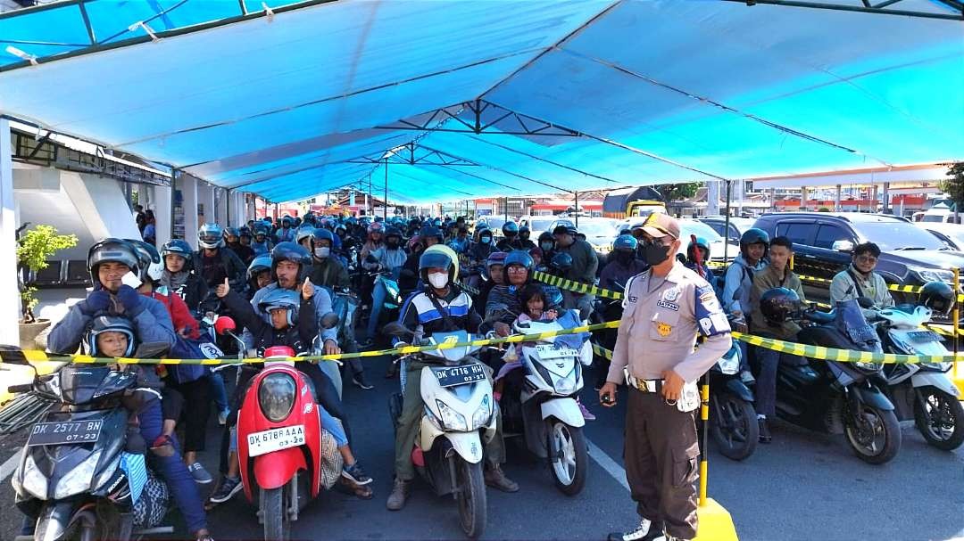 Sejumlah pengendara motor bersiap menyeberang ke Bali melalui Pelabuhan Ketapang pada H+2 lalu. (Foto: Muh. Hujaini/Ngopibareng.id)