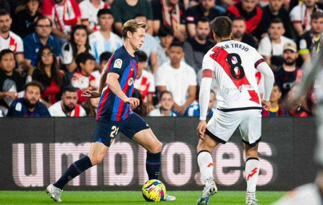 Frenkie de Jong gagal membawa Barcelona meraih kemenangan atas Rayo Vallecano saat mereka tumbang 1-2 di tangan lawan. (Foto: Twitter/@FCBarcelona)