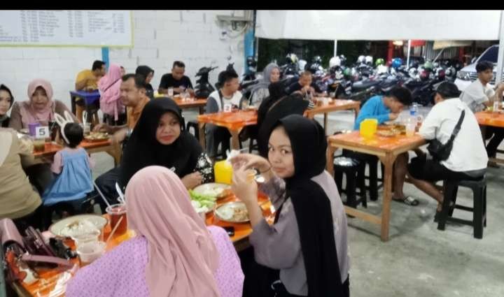 UMKM di sektor kuliner mendapat berkah mudik lebaran karena diserbu pembeli. (Foto: Asmanu Sudharso/Ngopibareng.id)