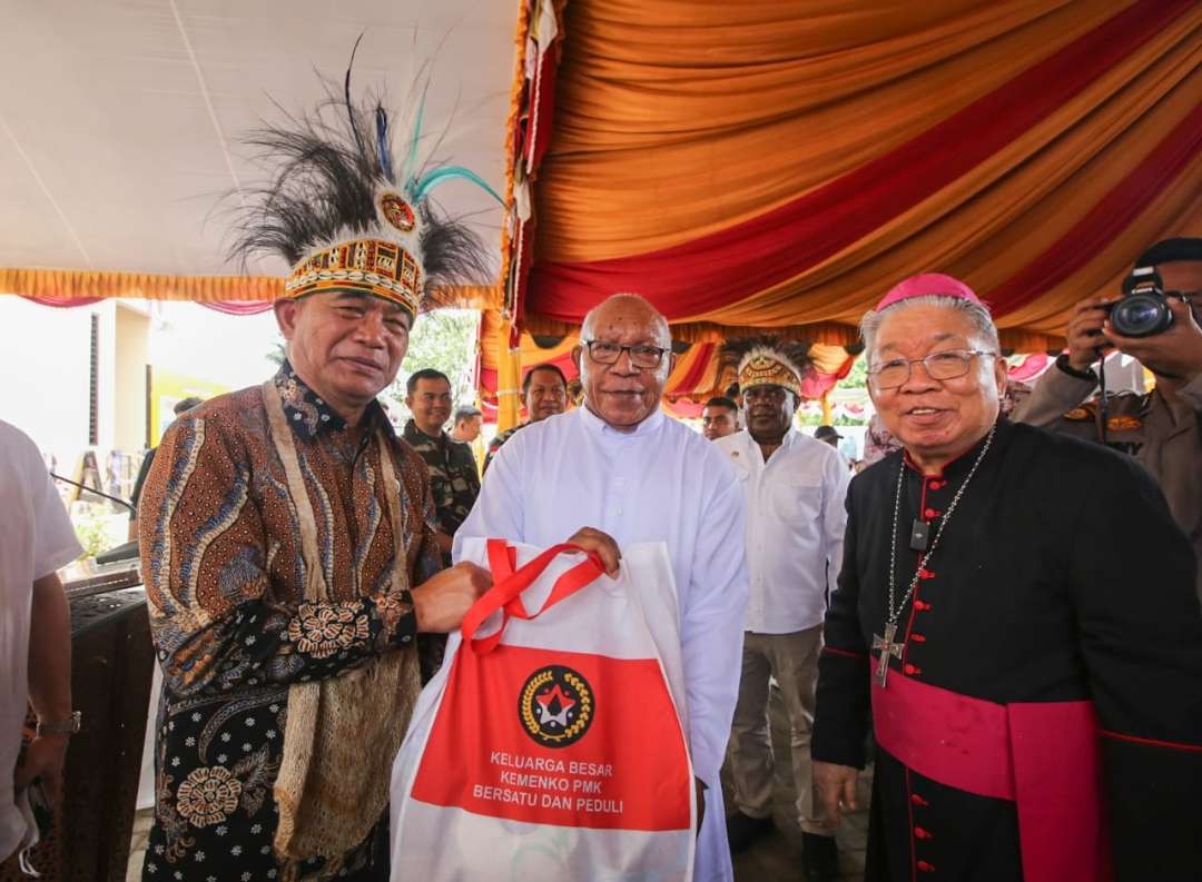 Menko PMK Muhadjir Effendy mewakili Presiden Jokowi, meresmikan gedung kantor Keuskupan Agung Merauke, Provinsi Papua Selatan, Kamis 27 April 2023. (Foto: ANO/Ngopibareng.id)