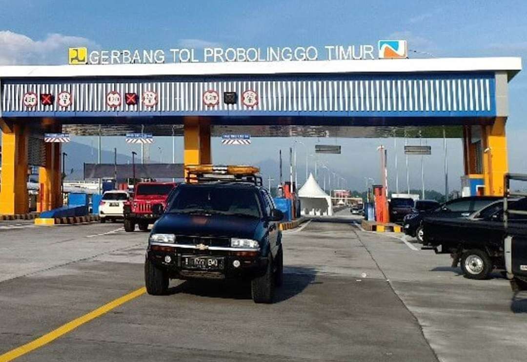 Kendaraan keluar dari Tol Probolinggo Timur (Leces) pada Kamis, 27 April 2023. (Foto: Ikhsan Mahmudi/Ngopibareng.id)