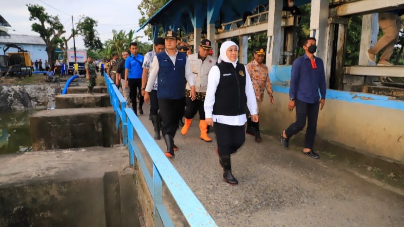 Gubernur Jatim, Khofifah Indar Paranwansa saat meninjau daerah bencana (Foto: dok. Pemprov Jatim)