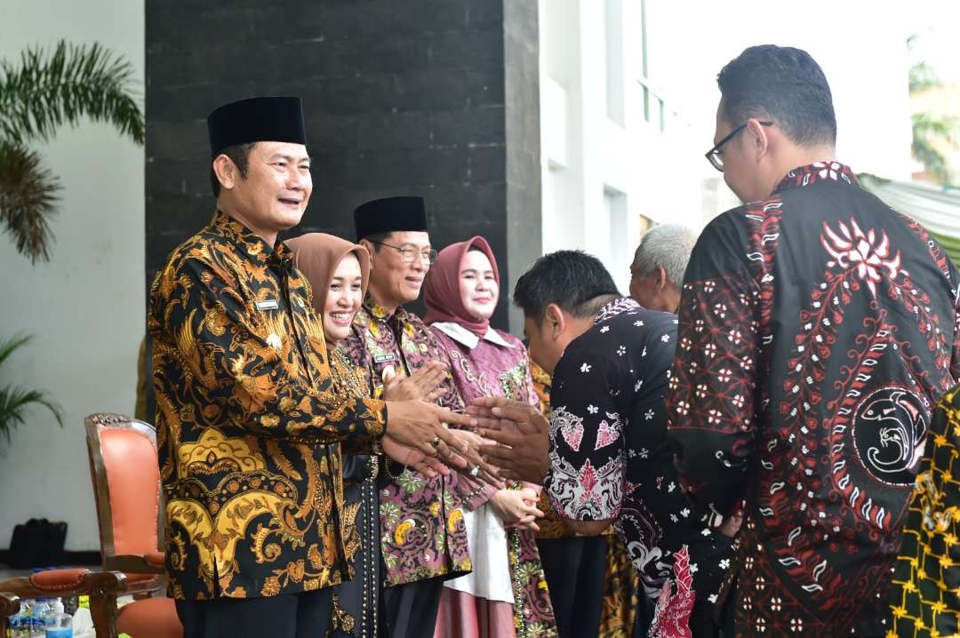 Bupati Lamongan, Yuhronur Efendi bermaaf-maafan dengan seluruh ASN di Pemkab Lamongan (Foto :Istimewa)