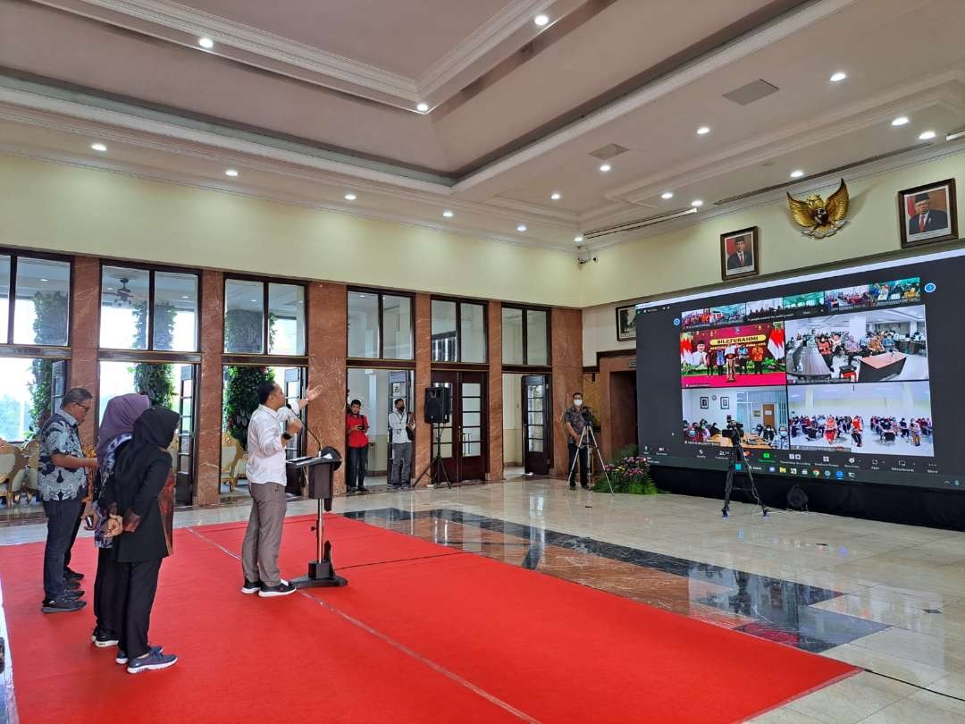 Suasana halal bihalal lewat Zoom yang dilakukan oleh Walikota Surabaya. (Foto: Humas Pemkot Surabaya)