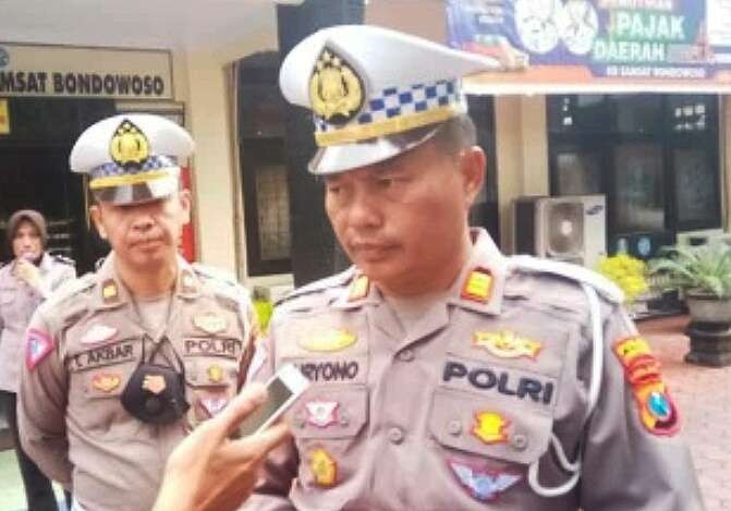 Kasatlantas Polres Bondowoso, AKP Suryono menyatakan, pemudik asal Bondowoso disiapkan dua bus balik gratis tujuan Surabaya, Jumat 28 April 2023 besok. (Foto: Guido Saphan/Ngopibareng.id)