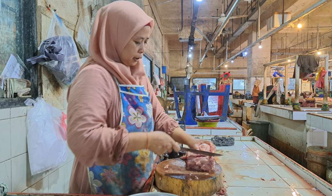 Salah satu pedagang ayam potong di pasar Tambahrejo Surabaya. (Foto: Pita Sari/Ngopibareng.id)