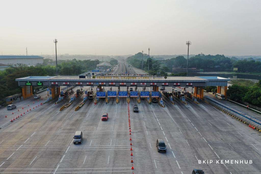 Gerbang tol Cikampek, yang jadi pintu warga yang hendak mudik balik, pada Idu; Fitri 2023. (Foto: dok. dephub)