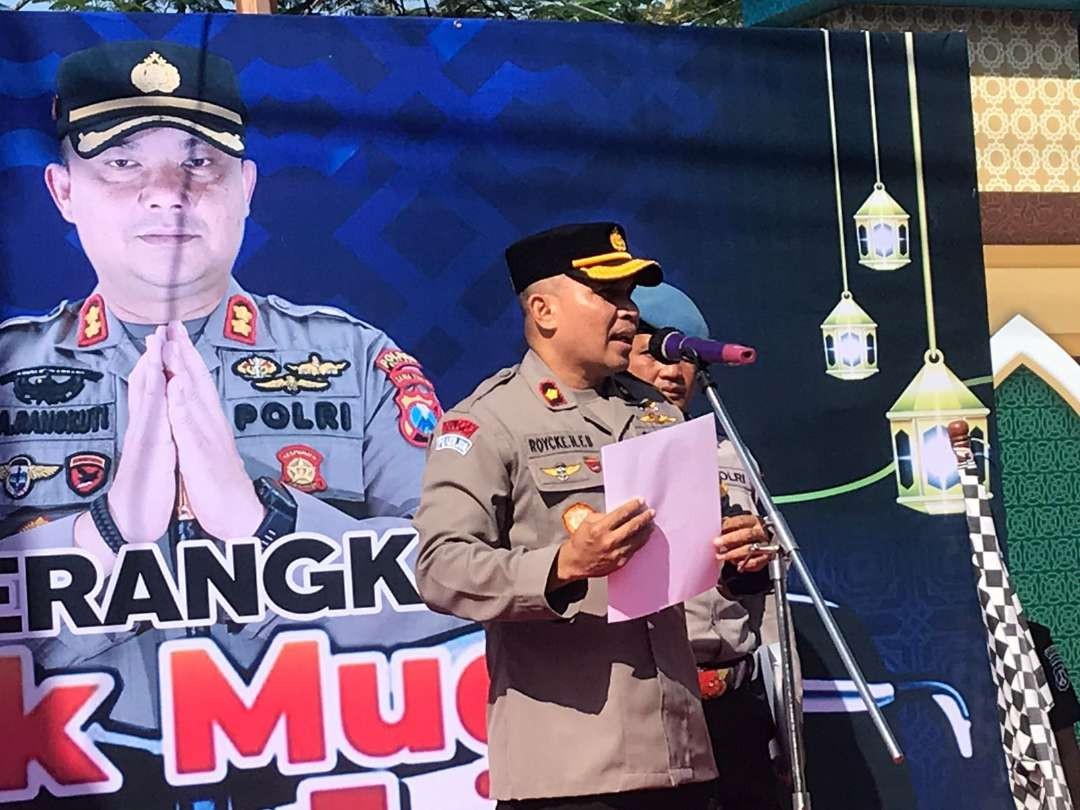 Wakapolres Blitar Royke Francisco Betaubun saat memberikan sambutan sebelum memberangkatkan balik mudik gratis jurusan Surabaya dan Jakarta, Kamis, 27 April 2023. (Foto: Polres Blitar)