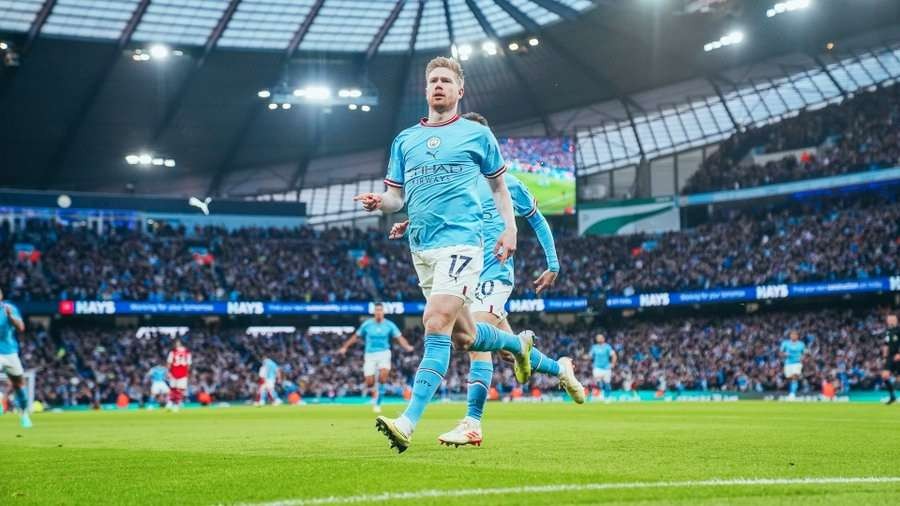 Kevin de Bruyne mencetak gol pembuka Man City saat mereka mengalahkan Arsenal 4-1 dalam duel pekan ke-33 Premier League 2022-2023, Kamis 27 April 2023 dini hari WIB. (Foto: Twitter/@ManCityES).